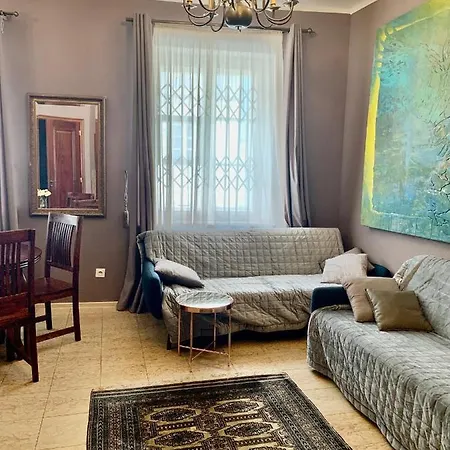 Beautiful And Charming In The Heart Of The Old Town Apartment *